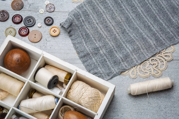 灰色桌子上的一套缝纫用品 缝纫线 — 图库照片