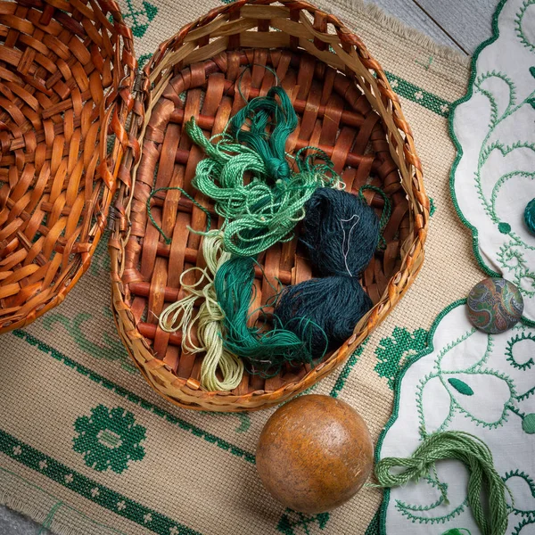 Conjunto Costura Suprimentos Bordado Uma Mesa Doiles Bordados Cesta Bola — Fotografia de Stock