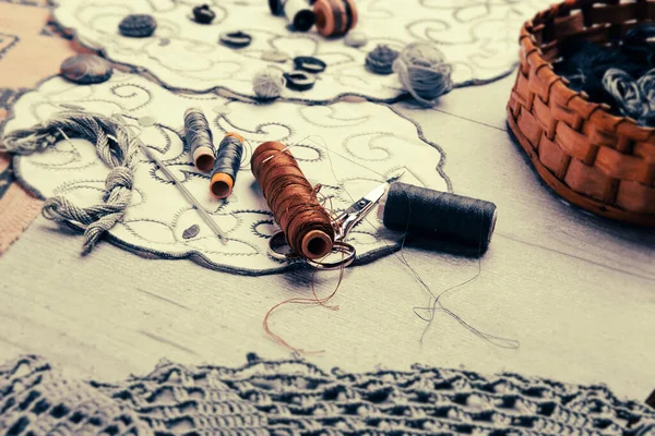 Conjunto Costura Bordados Suprimentos Uma Mesa Linha Costura Botões Crochê — Fotografia de Stock