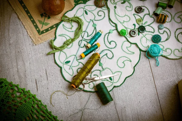 Conjunto Costura Bordados Suprimentos Uma Mesa Linha Costura Botões Crochê — Fotografia de Stock