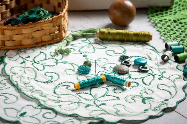 Silk Green Thread Needle Work Table Spools Thread Buttons Embroidery — Stock Photo, Image