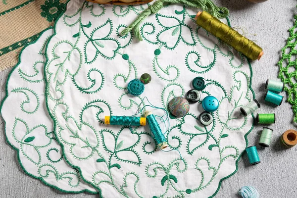 Silk Green Thread Needle Work Table Spools Thread Buttons Embroidery — Stock Photo, Image