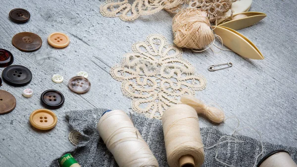 Juego Suministros Costura Sobre Una Mesa Gris Hilo Coser Botones —  Fotos de Stock