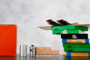 Metalik film makarası, karton kutular, logo ya da metin için yeri olan eski bir florografik film. Analog fotoğrafçılık kavramı. 