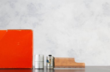 Metalik film makaralı, karton kutulu, logo veya metin için yeri olan eski bir florografik film. Analog fotoğrafçılık kavramı. 