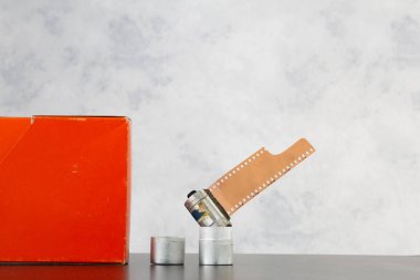 Metalik film makaralı, karton kutulu, logo veya metin için yeri olan eski bir florografik film. Analog fotoğrafçılık kavramı. 