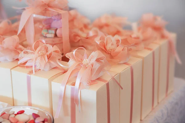 Pinkfarbene Boxen Für Eine Hochzeit — Stockfoto