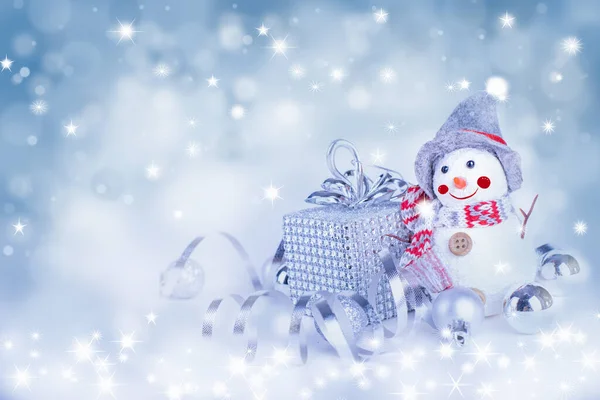 Karácsonyi üdvözlőlap. Aranyos hóember a téli nyaralás háttér — Stock Fotó