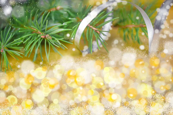 Karácsonyi kártya Fir Branch és dekorációk Golden Shiny háttér — Stock Fotó