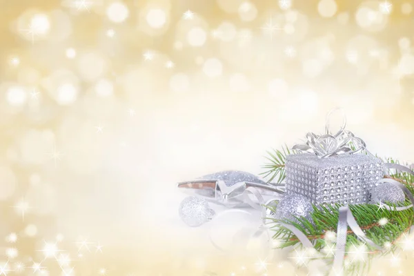 Karácsonyi háttér. Fir Branch és dekorációk Golden Shiny háttér — Stock Fotó