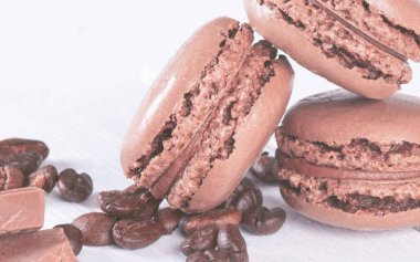 Beyaz Tahta Masada Tatlı Çikolata ve Kahve Fasulyeli Kurabiyeler