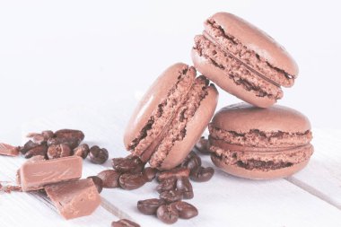 Beyaz Tahta Masada Tatlı Çikolata ve Kahve Fasulyeli Kurabiyeler