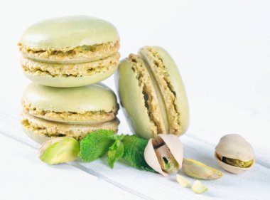 Beyaz Tahta Masa üzerinde Pistachio 'lu makarnalar
