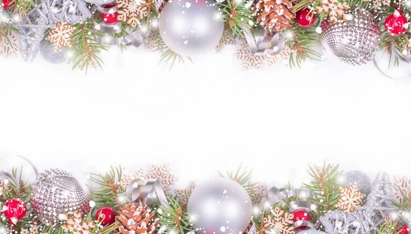 Karácsonyi üdvözlőlap. Fir ágak, Silver Balls és hóesés nyaralás háttér — Stock Fotó