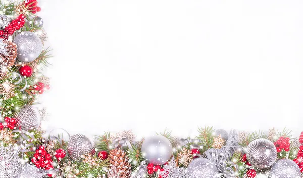 Karácsonyi üdvözlőlap. Fir ágak, Silver Balls és hóesés nyaralás háttér — Stock Fotó