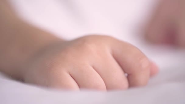 평화 로운 사내 아이가 침대에서 자고 있어. 두 살짜리 아기가 혼자 잠을 자고 있다. — 비디오