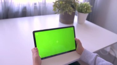 Çocuk 'u Yeşil Ekran, Krom Anahtar ile Dijital Tablet kullanarak Kapat