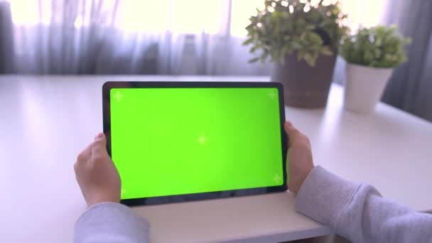 Primer plano niño usando tableta digital con pantalla de maqueta verde, clave de croma — Vídeos de Stock
