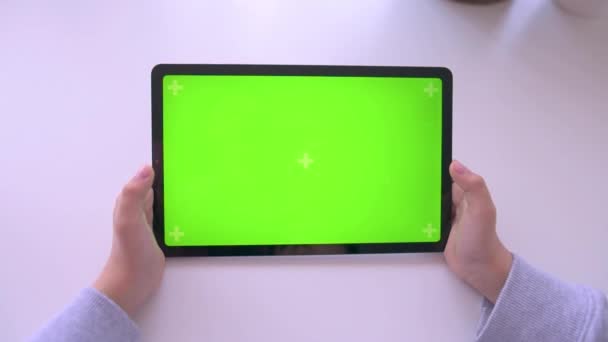 Närbild Barn med digital surfplatta med grön mock up skärm, Chroma Key — Stockvideo