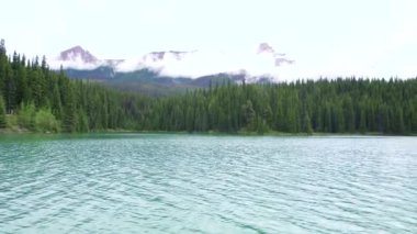 Maligne Gölü manzaralı bir tekne. Jasper Ulusal Parkı. Alberta. Kanada 