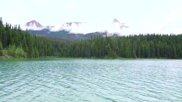 Vista al lago Maligne desde un barco. Parque Nacional Jasper. Alberta. Canadá — Vídeos de Stock