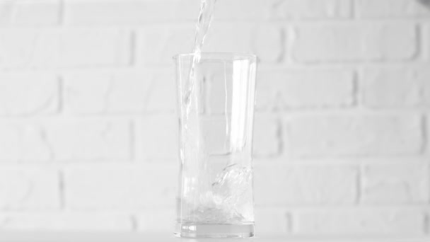 Zoet Zuiver Water Gieten Glas Houten Tafel Closeup Hoge Kwaliteit — Stockvideo