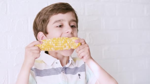 Close Kleine Hongerige Schattige Jongen Eet Zoete Maïs Met Plezier — Stockvideo