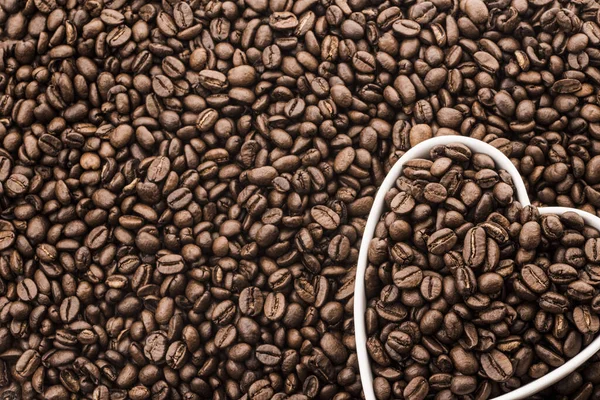Koffiebonen Witte Hart Vorm Plaat Verse Koffiebonen Achtergrond Plat Gelegd — Stockfoto