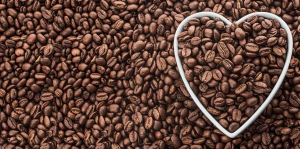 Koffiebonen White Heart Shape Plate Fresh Coffee Beans Achtergrond Met — Stockfoto