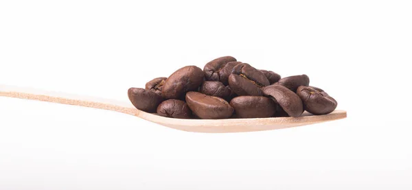 Verse Gebrande Koffiebonen Houten Lepel Geïsoleerd Witte Achtergrond — Stockfoto