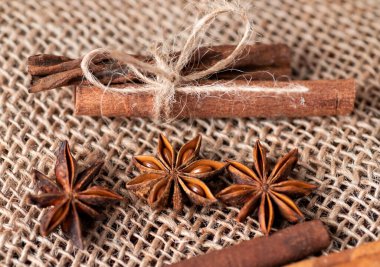 Baharatlar yakın plan yıldız anason ve tarçın