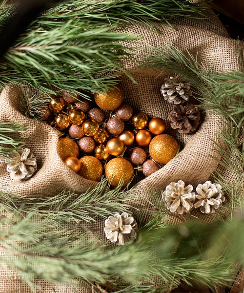 Yeni yıl için içi oyuncak dolu çantalar, en iyi manzara. Noel tebrikleri için arkaplan