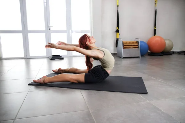 Model Athlete Doing Yoga Gym Flexible Girl Doing Exercises Spine — 图库照片