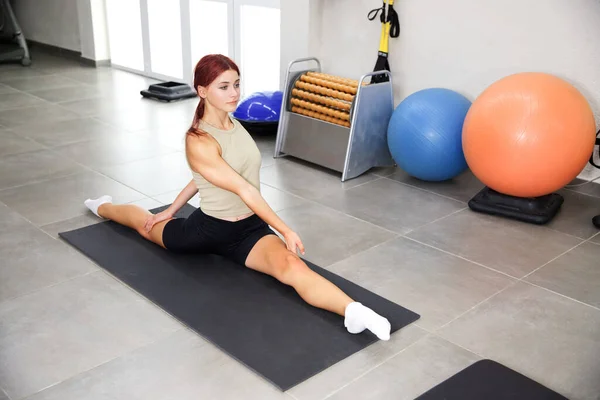 Twine Stretching Workout Gym Girl Sitting Twine Sport Exercises — 图库照片