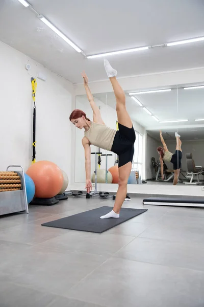 Sports Stretching Training Girl Athlete Doing Vertical Twine Exercise — 图库照片