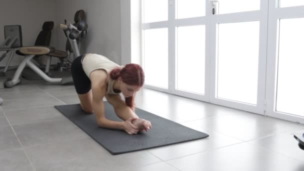 Sports Girl Stretches Yoga Mat Model Sportswear Reaches Her Leg — Vídeo de Stock