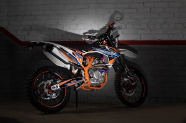 Yarış motoru güvercini. Spor motokraları. Duvarın arka planında bisiklet