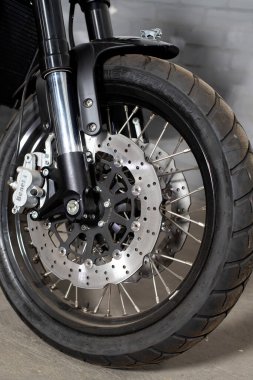 Benelli motosikletinin tekerine yakın çekim. Marka logolu tekerlek ve disk frenleri 22.12.2020 Ukrayna.