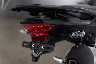 kırmızı motosiklet farları, kırmızı yansıtıcı
