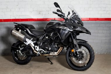 Motorsiklet TRK Benelli. Siyah motosiklet tuğla duvara karşı 22.12.2020 Ukrayna