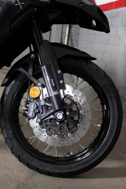 Benelli pedleri ve disk frenleri olan bir tekerlek. Benelli motosikleti. 22.12.2020 Ukrayna