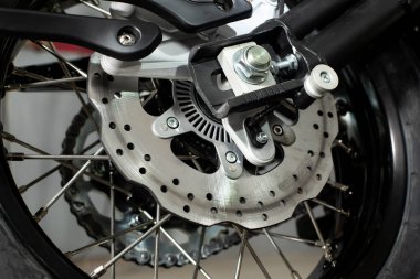 Motosiklet fren diskleri, motosiklet tekerleği yakın plan..