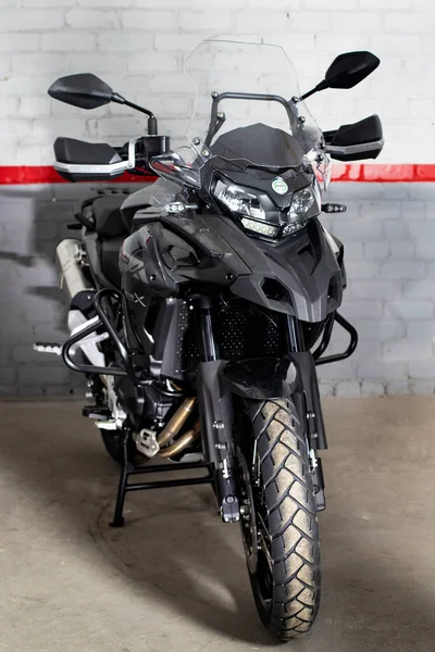 Motorrad Vorderansicht Sportliches Schwarzes Benelli Motorrad Gegen Eine Ziegelmauer 2020 — Stockfoto
