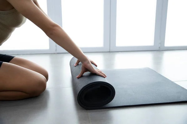 Eller yoga minderini açsın, yan görüş ve yazmak için bolca yer. Reklam çalışmaları için arkaplanı sırala