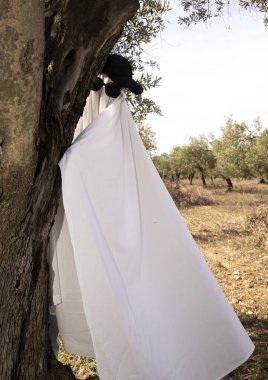 Cadılar Bayramı. Ağacın arkasında gördüm. Flört eden hayalet..