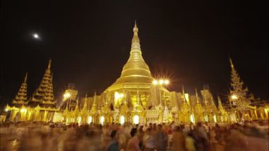 turistler swedagon Selami yangon, myanmar içinde ziyaret edin.