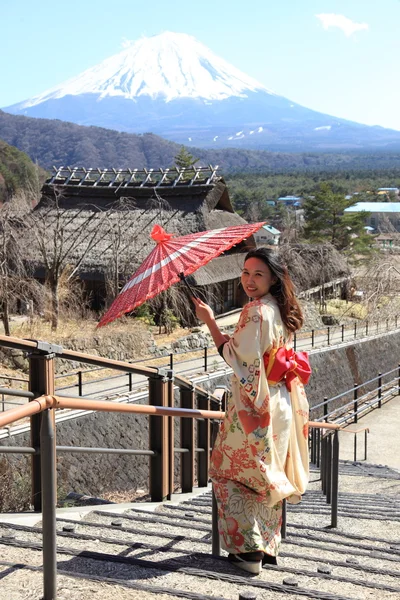Giapponese kimono donna con tradizionale ombrello rosso con Fuji sullo sfondo — Foto Stock