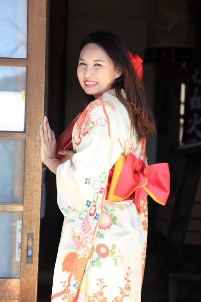 Mulher kimono japonês com casa tradicional — Fotografia de Stock