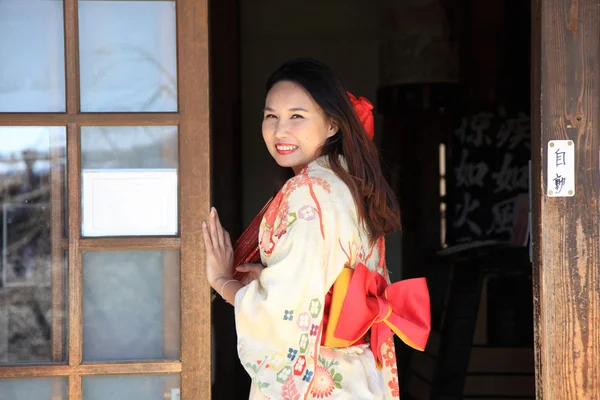 Giapponese kimono donna con tradizionale casa Foto Stock Royalty Free