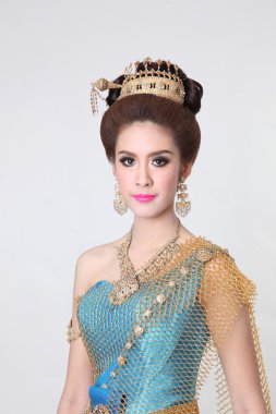 yaratıcı chignon saç stili ile poz ve mavi Tay elbise şık moda Asyalı kadın